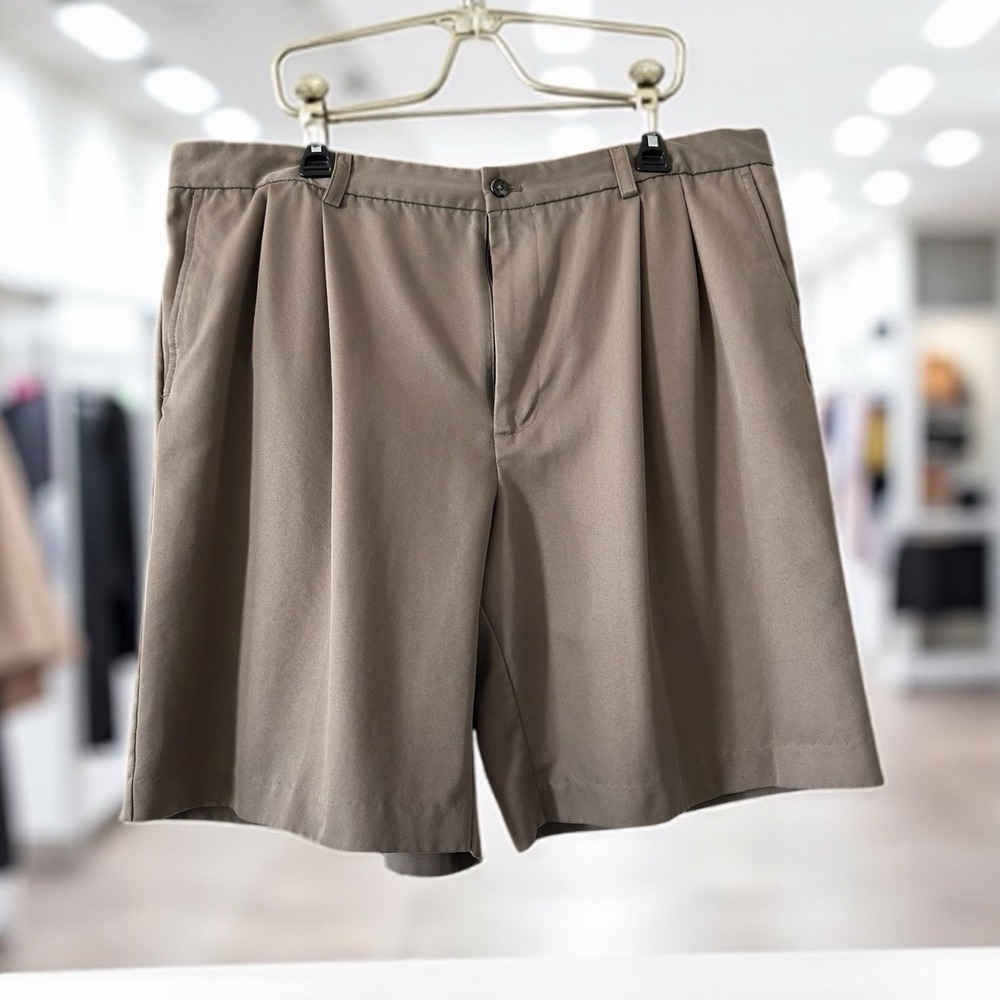 IZOD Golf Shorts Men's Size 40‎ taupe Beige Pleated front 9" Inseam Casual